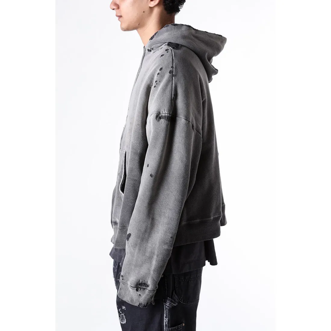 SAINT Mxxxxxx DBL FACE ZIP UP HOODIE/CHARCOAL Double-layer destroyed waffle zipper jacket, washed black S-XL, a style that has been used in the summer. After continuous fine polishing, it has finally been shipped. The finished product is simply a work of art. Super heavy washing to make the weather look old. Multiple water fades. Excessive manual wormhole damage processing. Deconstruction and reorganization embroidery technology. Custom-made zipper with LOGO. The color details of the zipper webbing are also correct. Original grade fruit main label and wash water label. Top purchasing grade. A layer of waffle fabric is added to the inner lining to make the overall texture stronger and increase the comfort and warmth of the wearer.